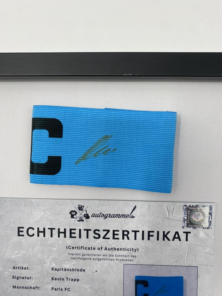Kapitänsbinde Kevin Trapp signiert im Rahmen Paris FC Autogramm COA