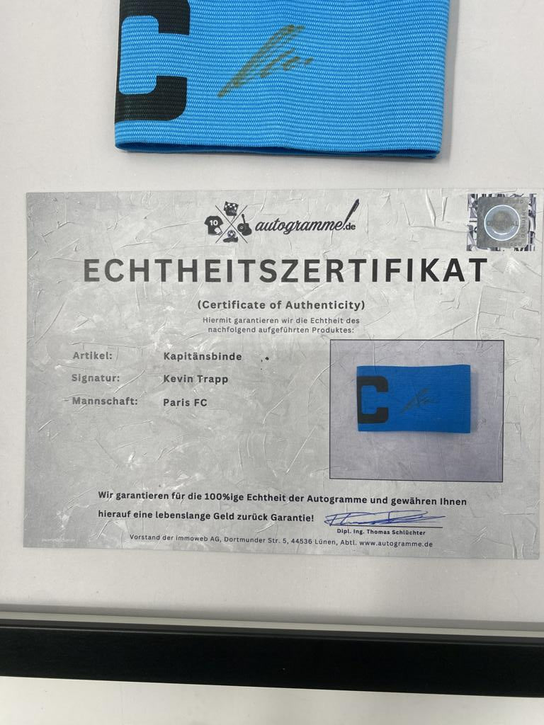 Kapitänsbinde Kevin Trapp signiert im Rahmen Paris FC Autogramm COA