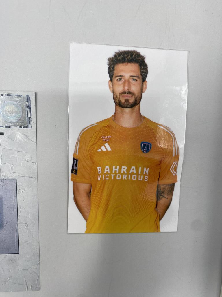 Kapitänsbinde Kevin Trapp signiert im Rahmen Paris FC Autogramm COA