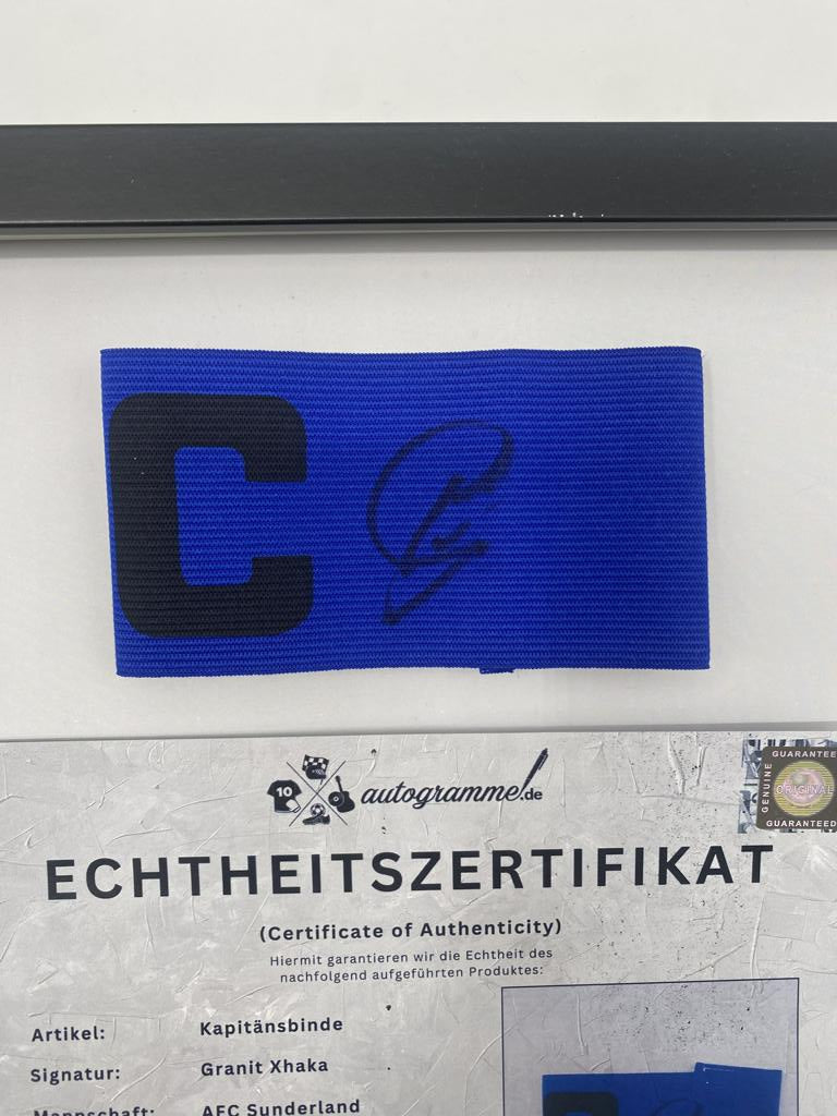 Kapitänsbinde Granit Xhaka signiert im Rahmen AFC Sunderland Autogramm