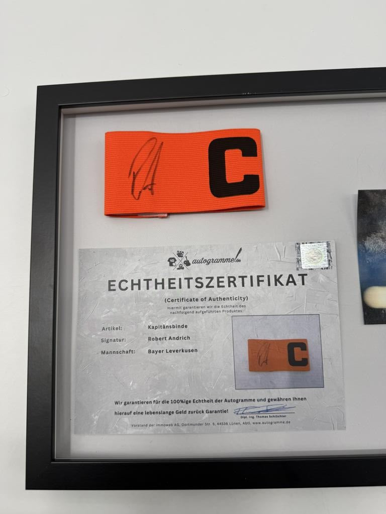 Kapitänsbinde Robert Andrich signiert im Rahmen Bayer 04 Leverkusen Autogramm
