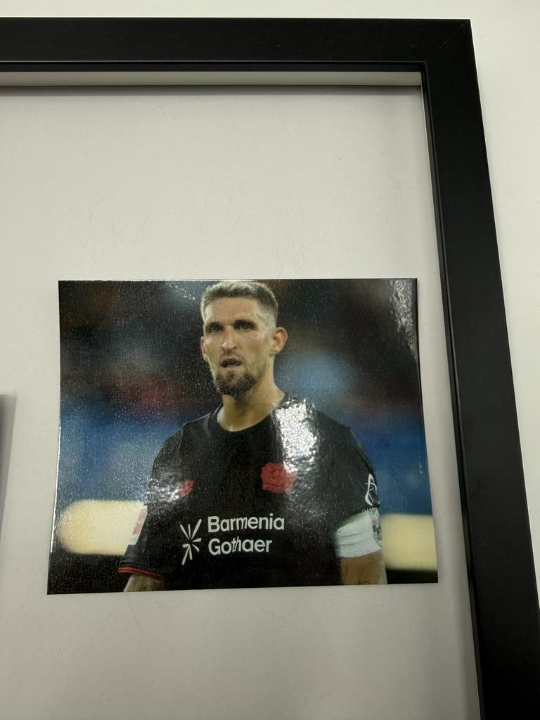 Kapitänsbinde Robert Andrich signiert im Rahmen Bayer 04 Leverkusen Autogramm