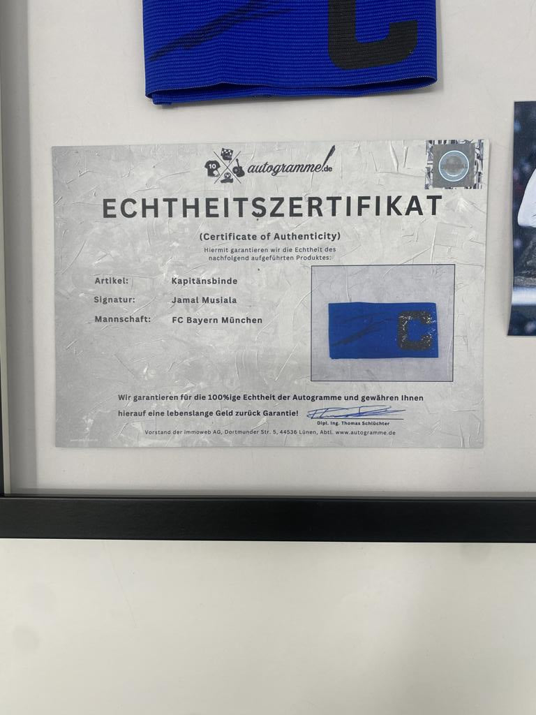 Kapitänsbinde Jamal Musiala signiert im Rahmen Bayern München Autogramm