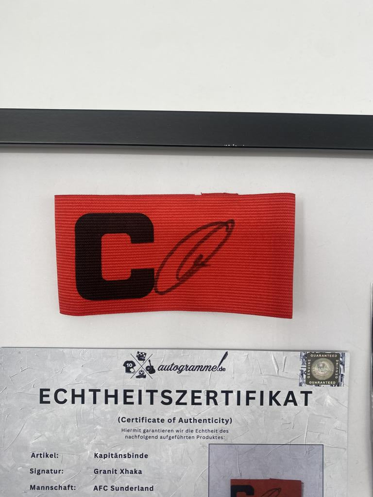 Kapitänsbinde Granit Xhaka signiert im Rahmen AFC Sunderland Fußball Autogramm