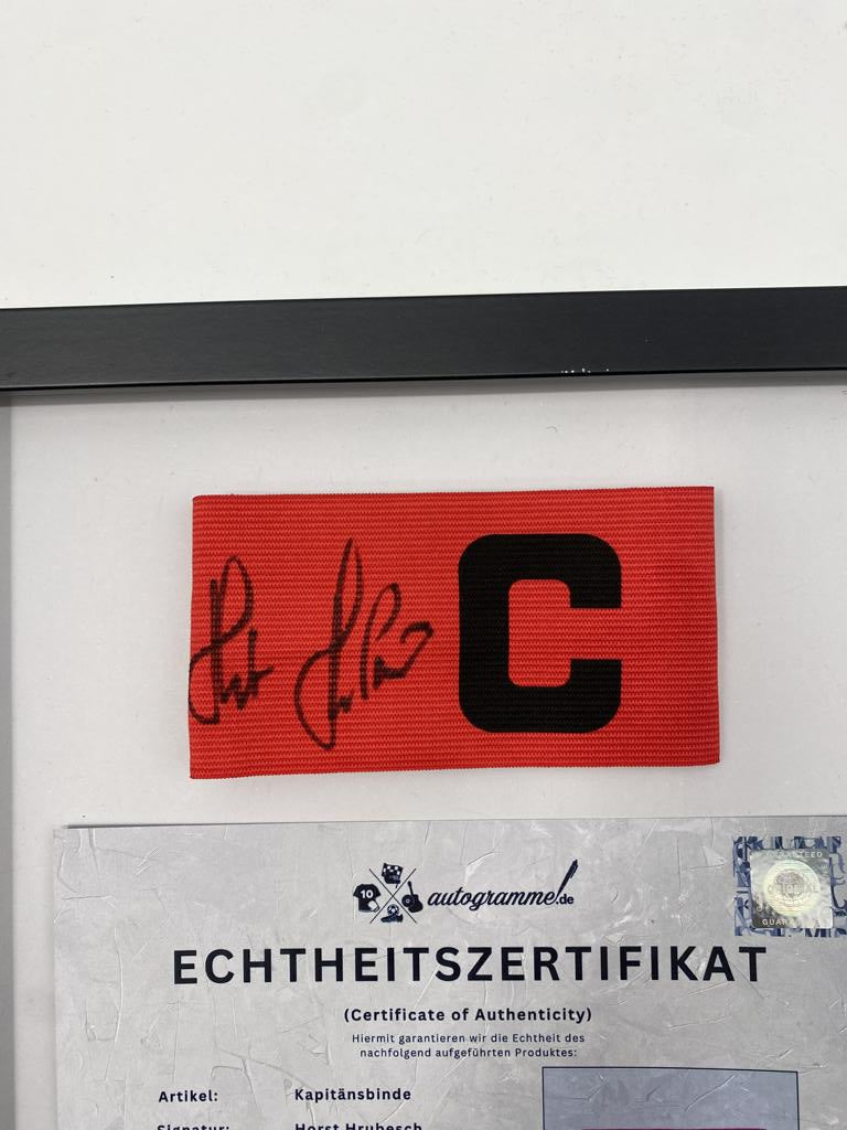 Kapitänsbinde Horst Hrubesch signiert im Rahmen Hamburger SV Autogramm COA