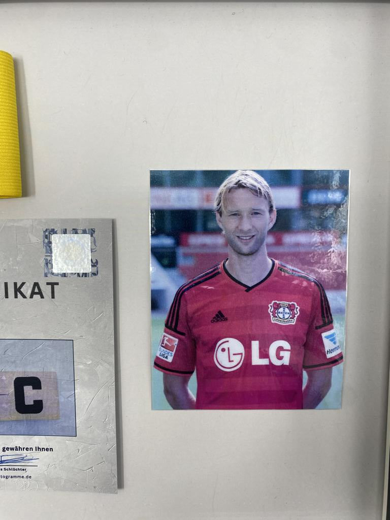 Kapitänsbinde Simon Rolfes signiert im Rahmen Autogramm Bayer 04 Leverkusen