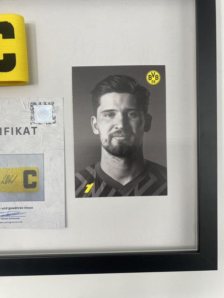 Kapitänsbinde Gregor Kobel signiert im Rahmen Borussia Dortmund COA Fußball