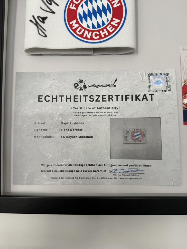 Kapitänsbinde Hans Dorfner signiert im Rahmen Bayern München Fußball Autogramm