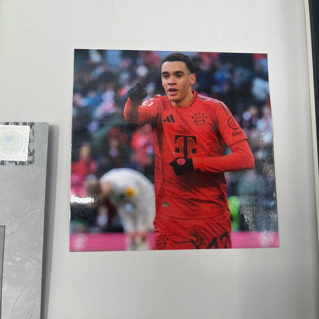 Kapitänsbinde Jamal Musiala signiert im Rahmen Bayern München gelb