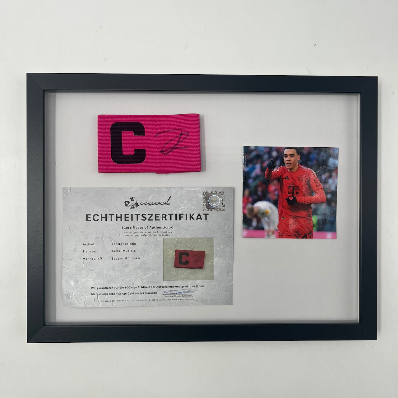 Kapitänsbinde Jamal Musiala signiert im Rahmen Bayern München pink