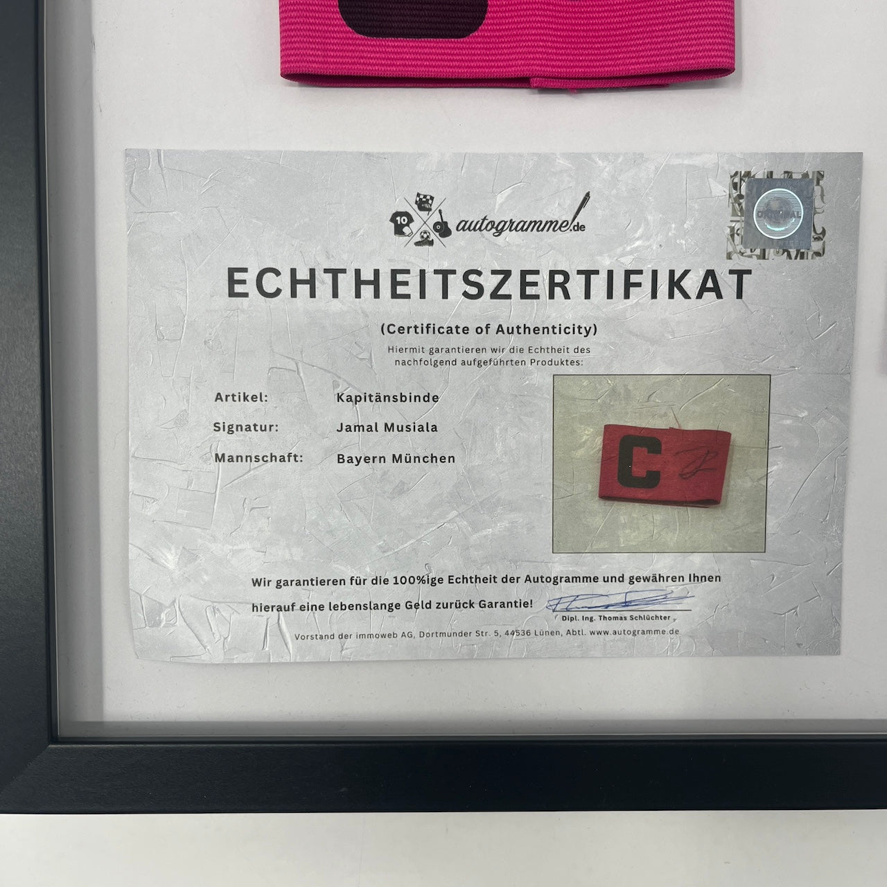 Kapitänsbinde Jamal Musiala signiert im Rahmen Bayern München pink