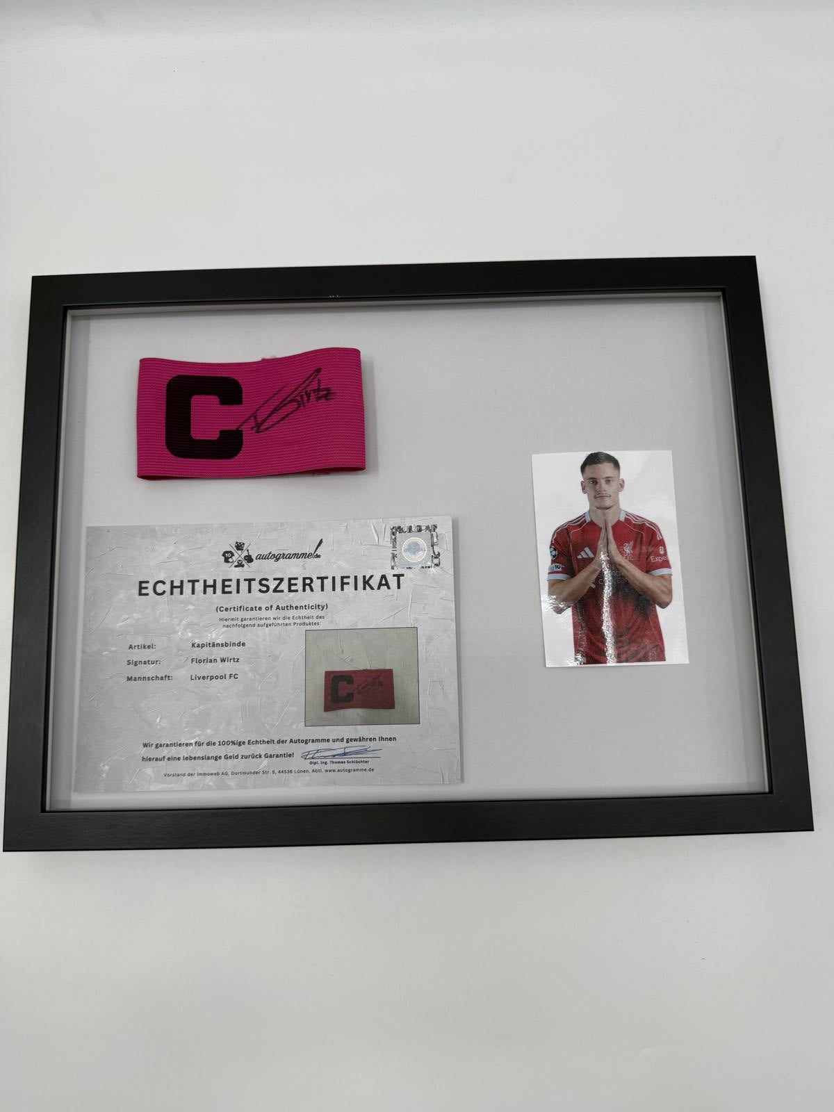 Kapitänsbinde Florian Wirtz signiert im Rahmen FC Liverpool Autogramm