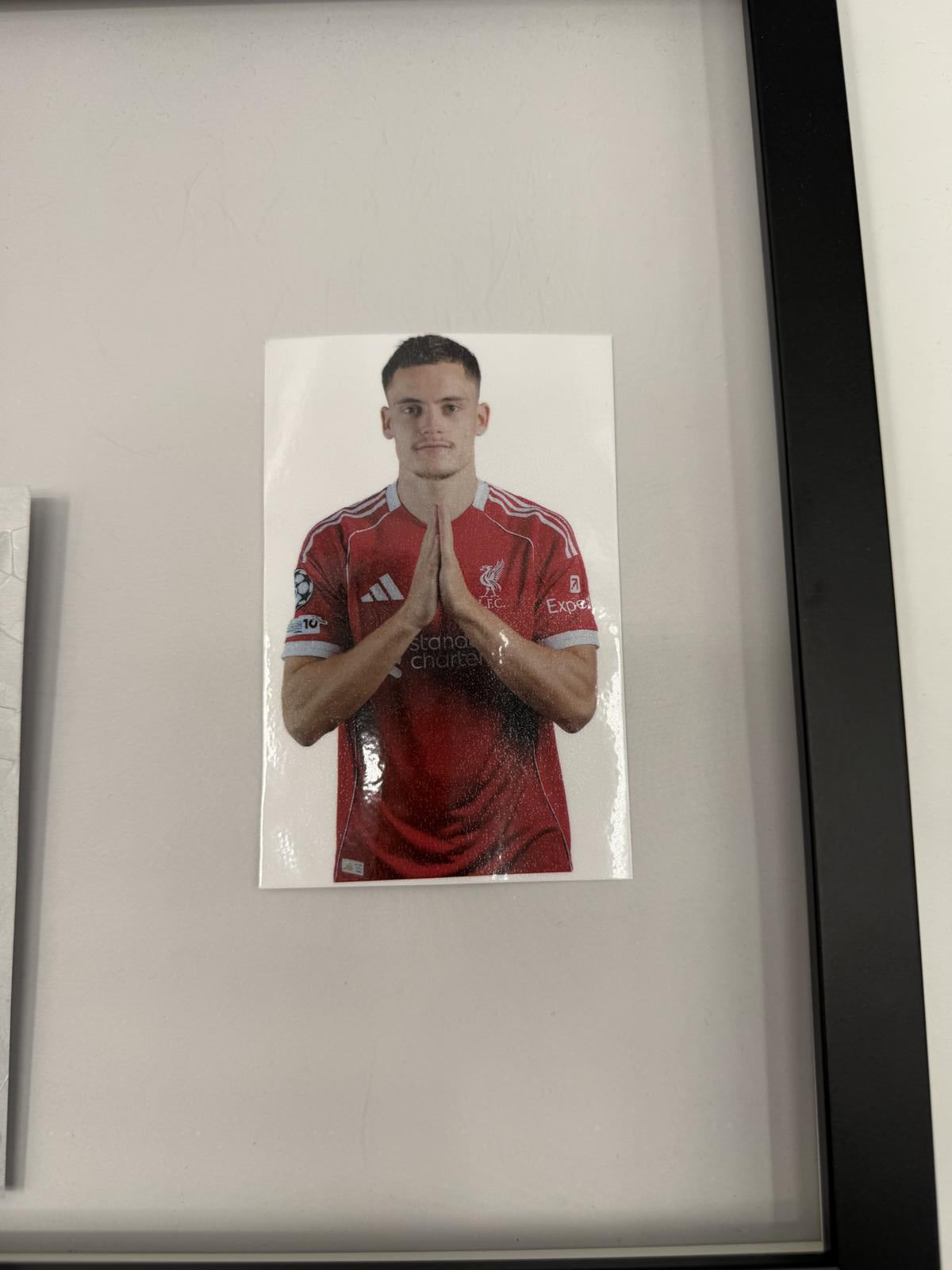 Kapitänsbinde Florian Wirtz signiert im Rahmen FC Liverpool Autogramm