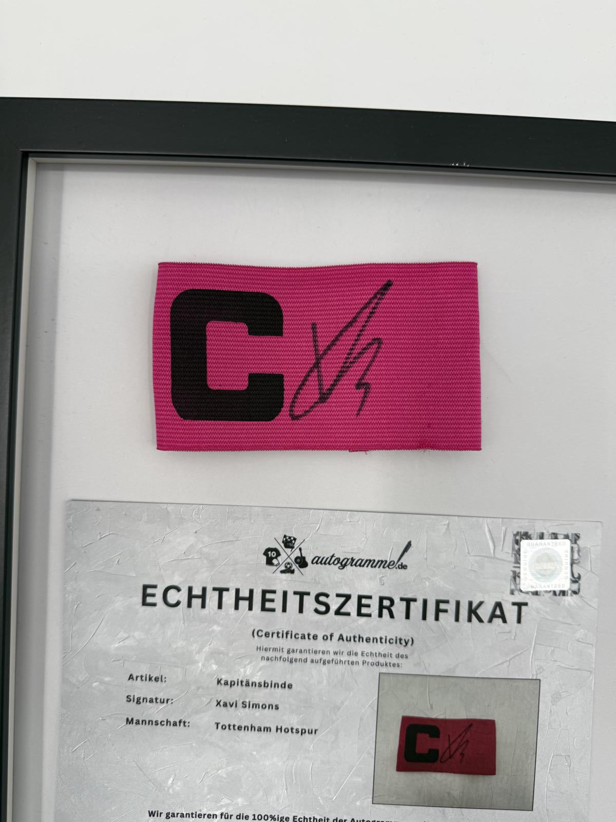 Kapitänsbinde Xavi Simons signiert im Rahmen Tottenham Hotspur