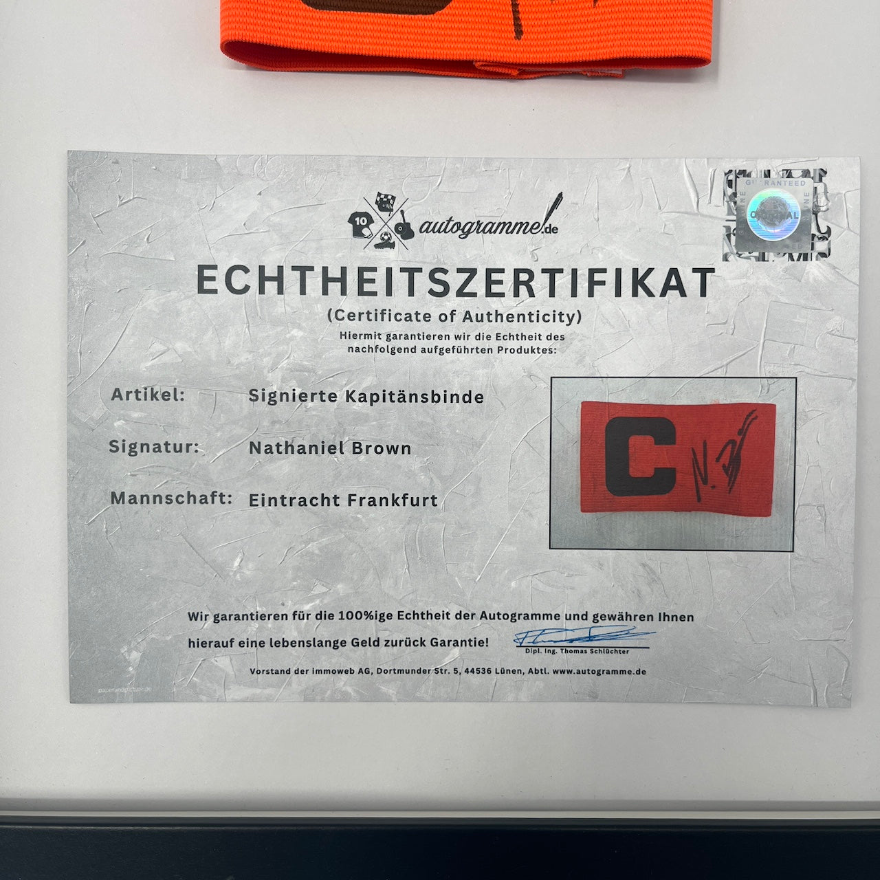 Kapitänsbinde Nathaniel Brown signiert im Rahmen Eintracht Frankfurt