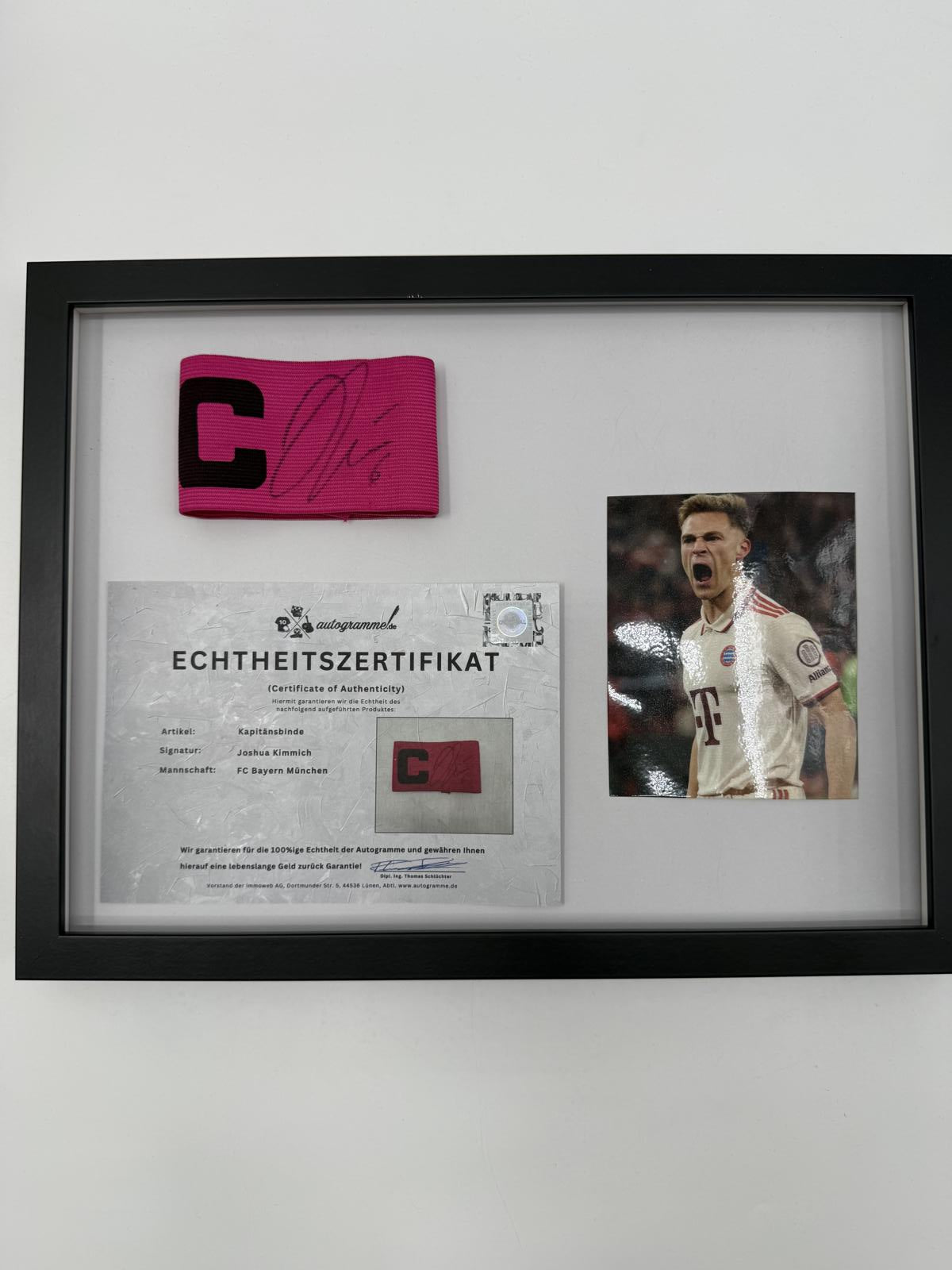 Kapitänsbinde Joshua Kimmich signiert im Rahmen FC Bayern München Autogramm