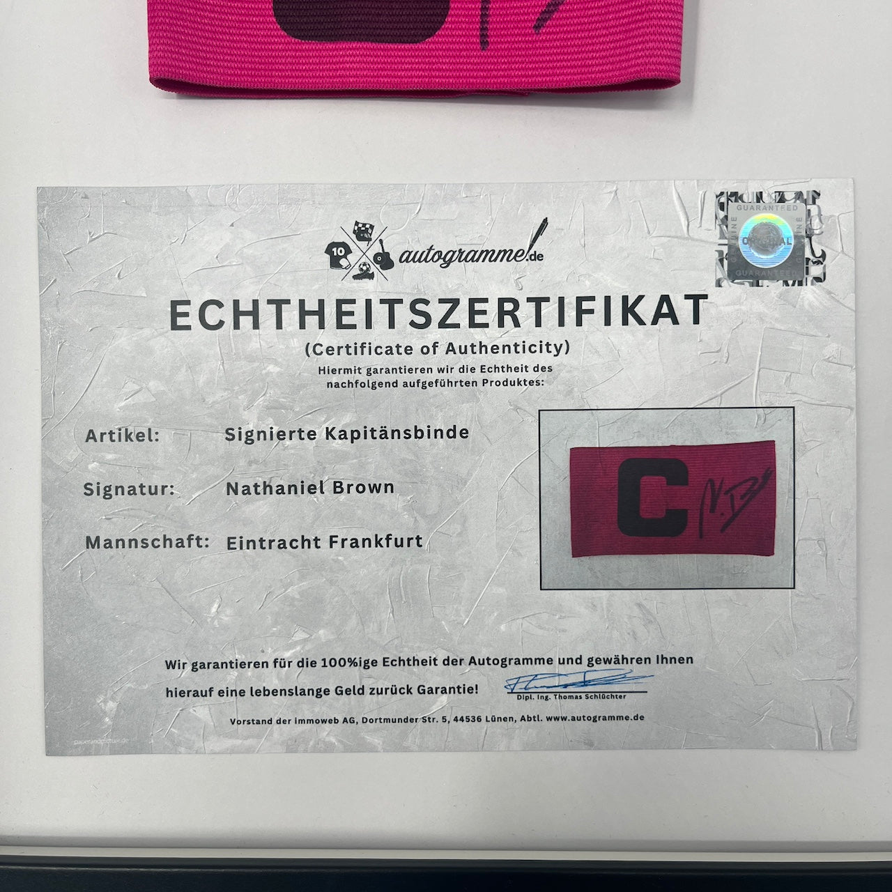 Kapitänsbinde Nathaniel Brown signiert im Rahmen Eintracht Frankfurt pink