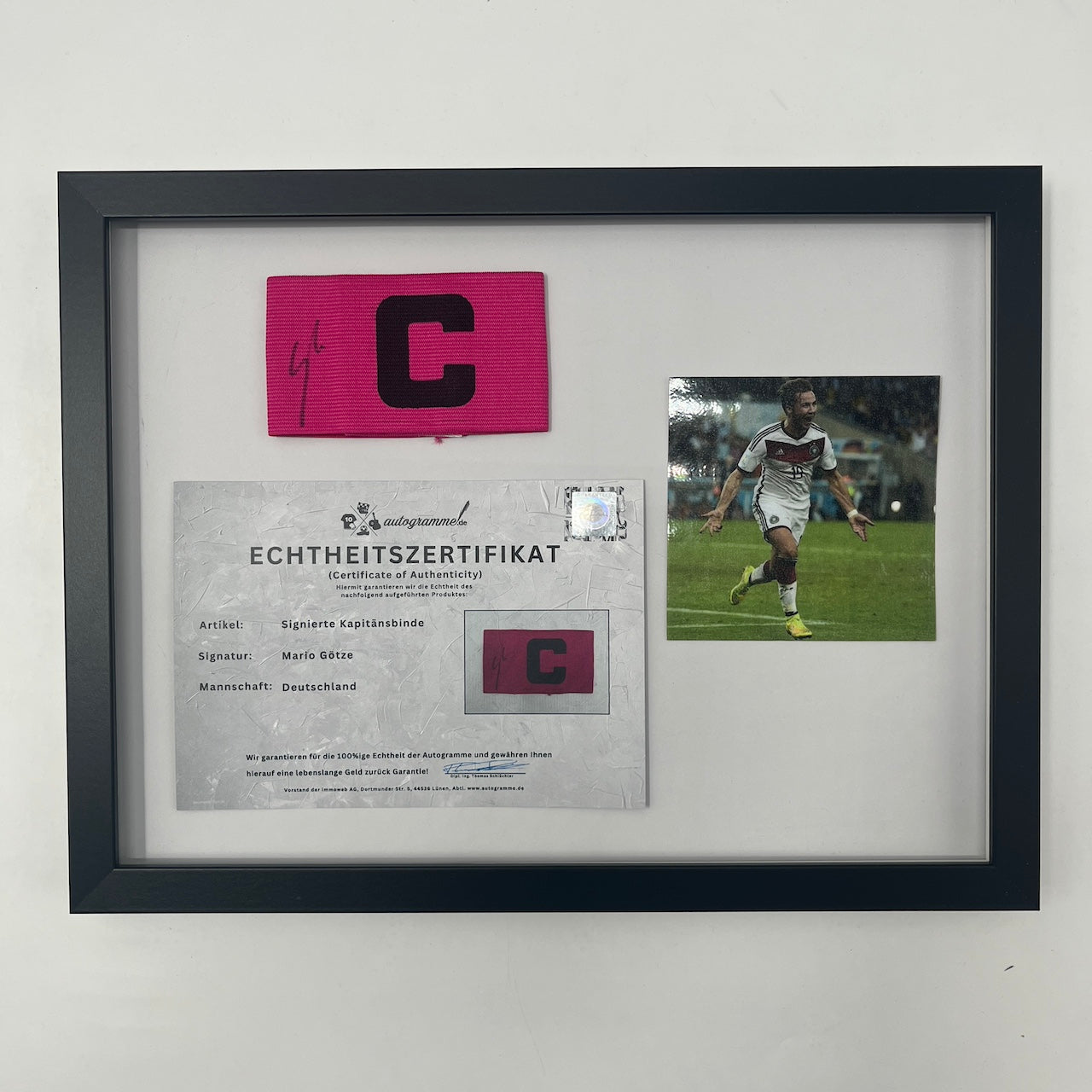 Kapitänsbinde Mario Götze signiert im Rahmen Deutschland pink