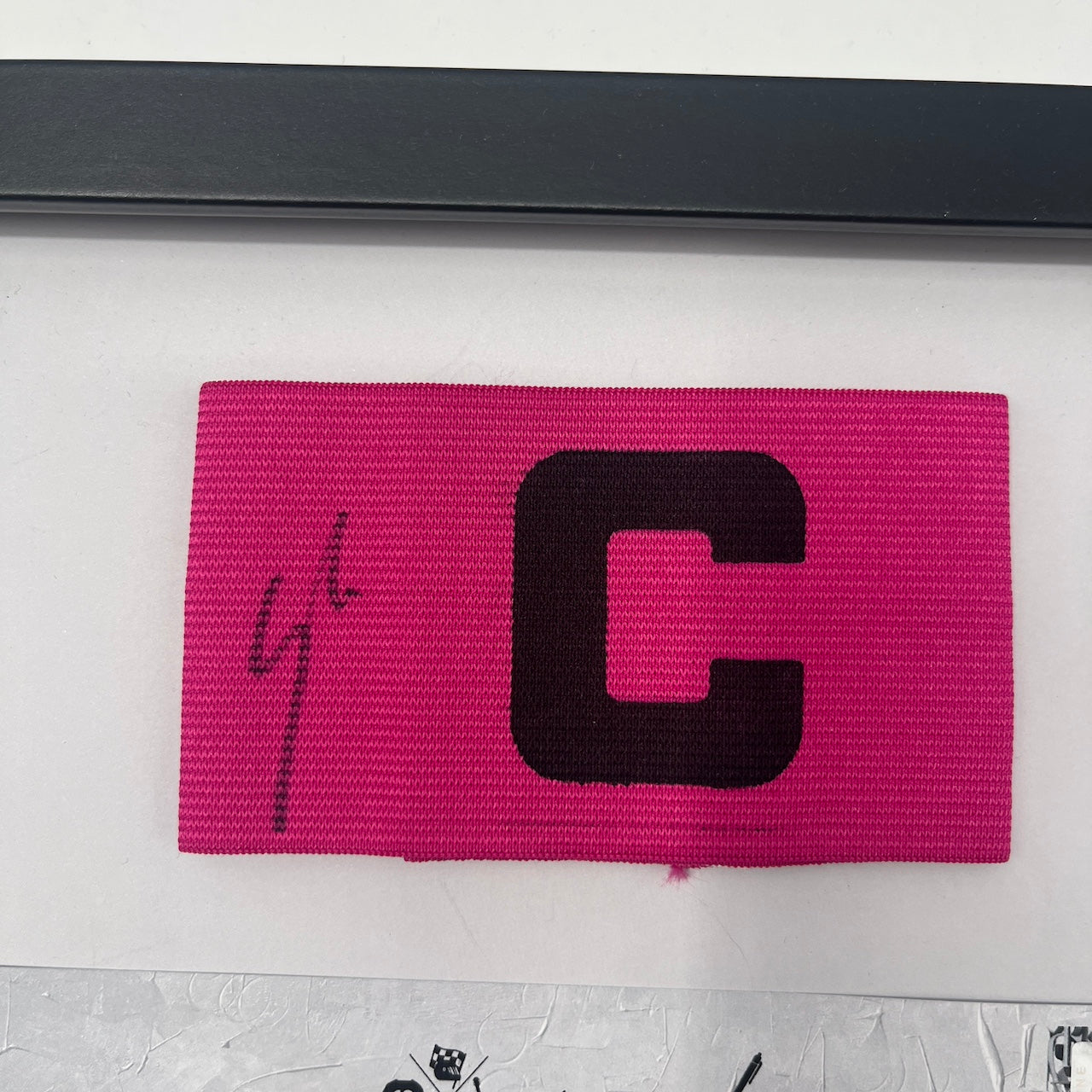 Kapitänsbinde Mario Götze signiert im Rahmen Deutschland pink