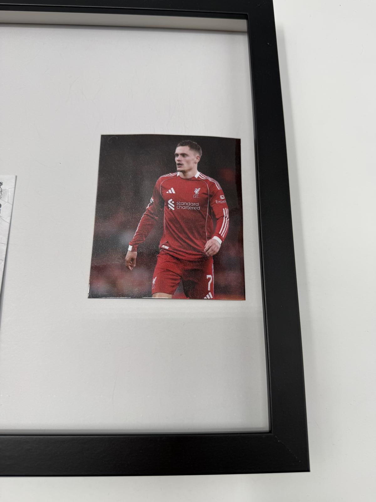 Kapitänsbinde Florian Wirtz signiert im Rahmen FC Liverpool Autogramm