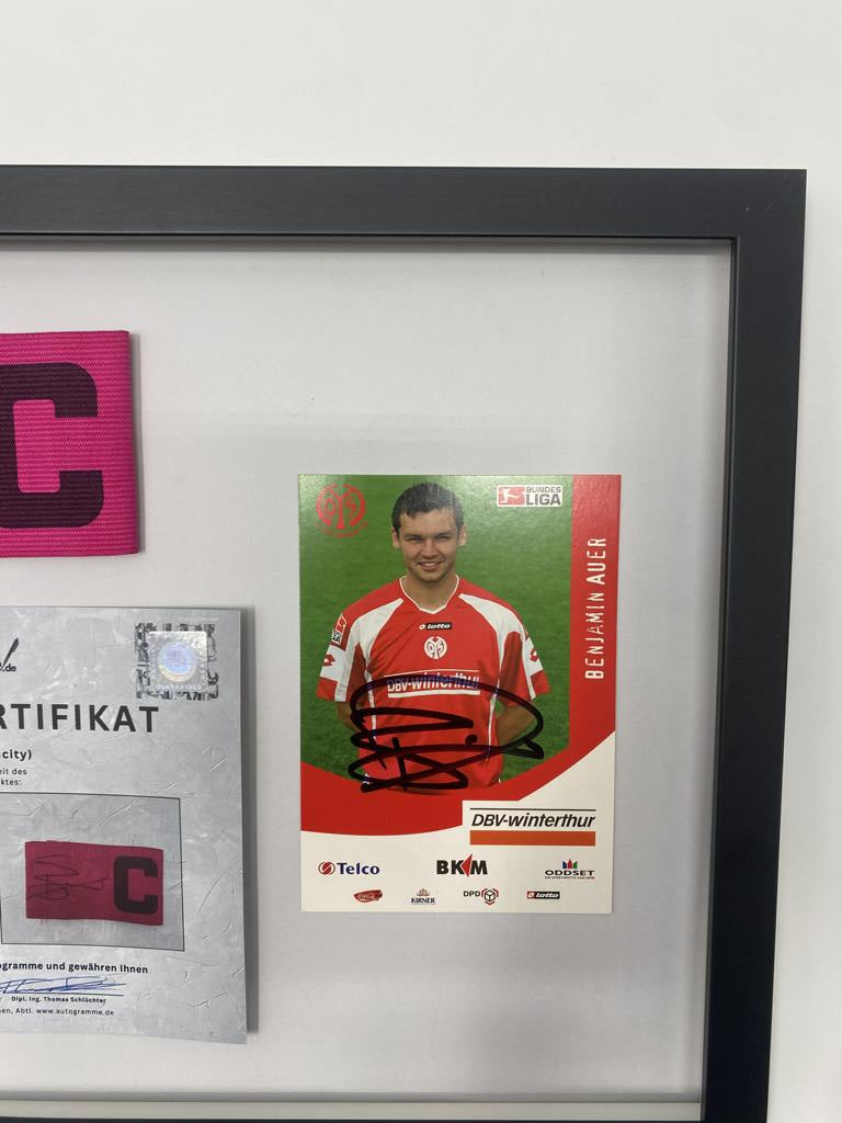 Brazalete de capitán firmado por Benjamin Auer en el marco del FSV Mainz 05 COA