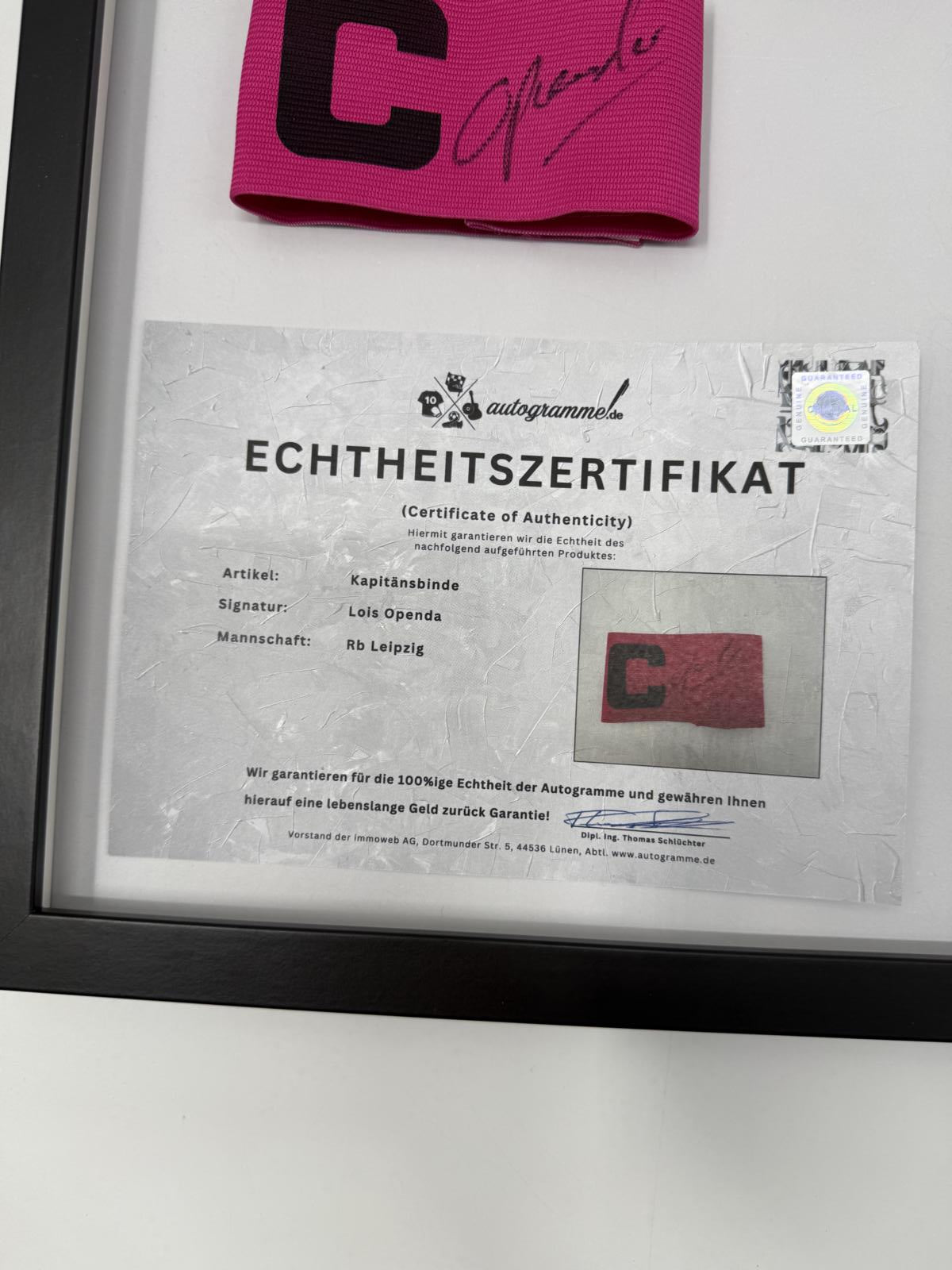 Kapitänsbinde Lois Openda signiert im Rahmen RB Leipzig Autogramm