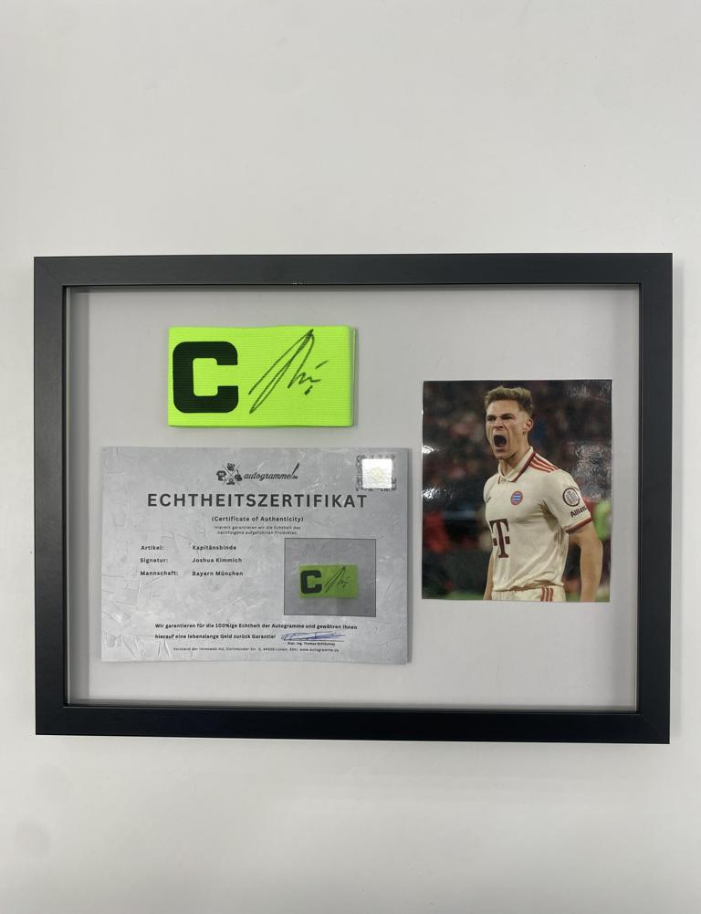 Brazalete de capitán firmado por Joshua Kimmich en un marco con certificado de autenticidad del Bayern de Múnich.