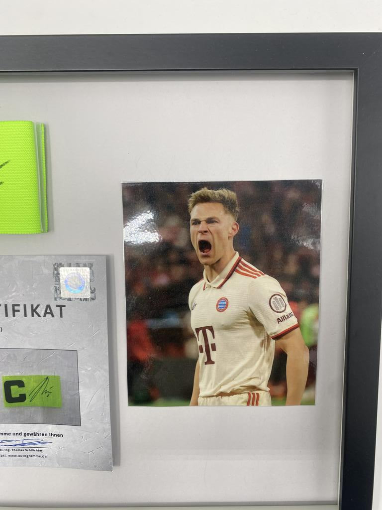 Brazalete de capitán firmado por Joshua Kimmich en un marco con certificado de autenticidad del Bayern de Múnich.
