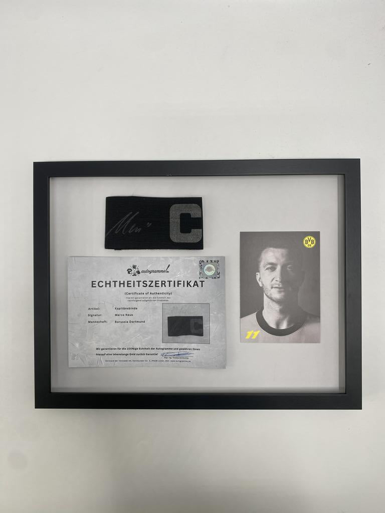 Brazalete de capitán firmado por Marco Reus en un marco con certificado de autenticidad del Borussia Dortmund.