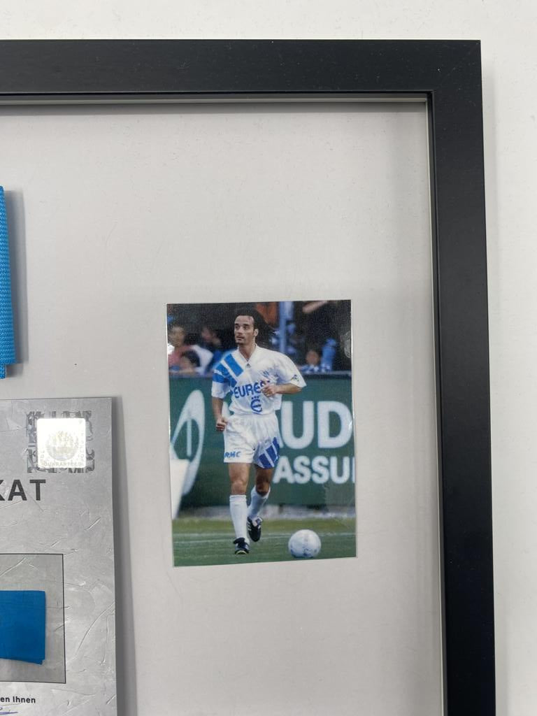 Brazalete de capitán firmado por Christophe Galtier en un COA del Olympique de Marsella enmarcado