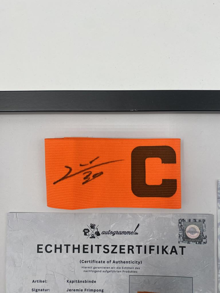 Brazalete de capitán firmado por Jeremie Frimpong en un marco con autógrafo del FC Liverpool
