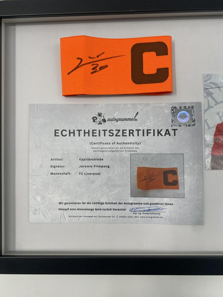 Brazalete de capitán firmado por Jeremie Frimpong en un marco con autógrafo del FC Liverpool