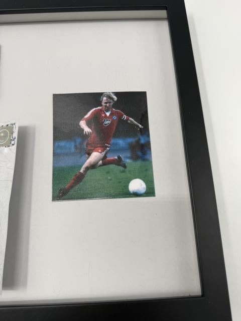 Kapitänsbinde Horst Hrubesch signiert im Rahmen Hamburger SV Autogramm COA