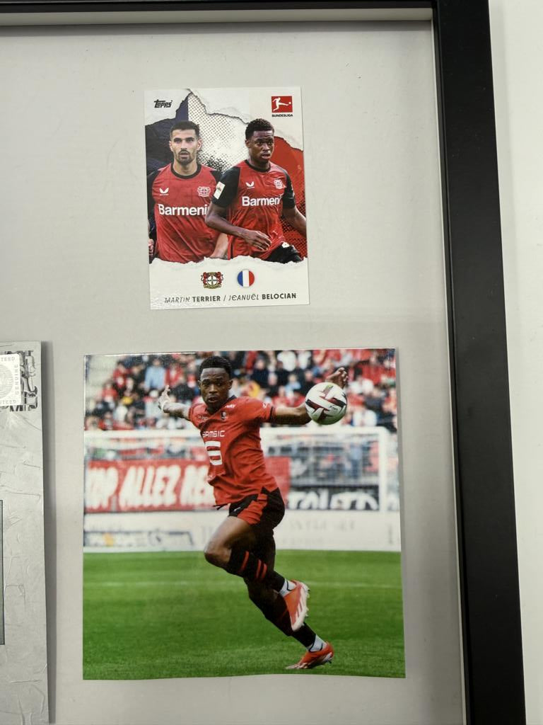 Kapitänsbinde Jeanuël Belocian signiert im Rahmen Bayer Leverkusen Autogramm