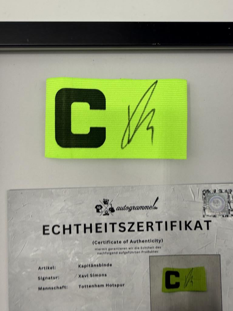 Kapitänsbinde Xavi Simons signiert im Rahmen Tottenham Hotspur