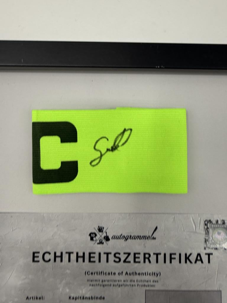 Kapitänsbinde Benjamin Sesko signiert im Rahmen Manchester United COA Fußball