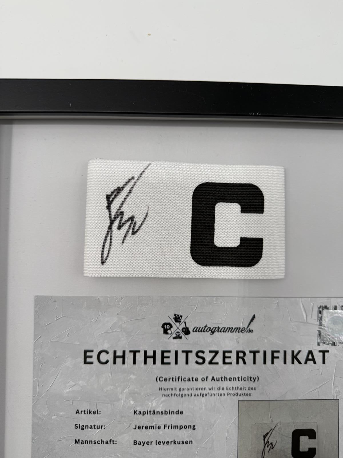 Kapitänsbinde Jeremie Frimpong signiert im Rahmen Bayer Leverkusen Autogramm