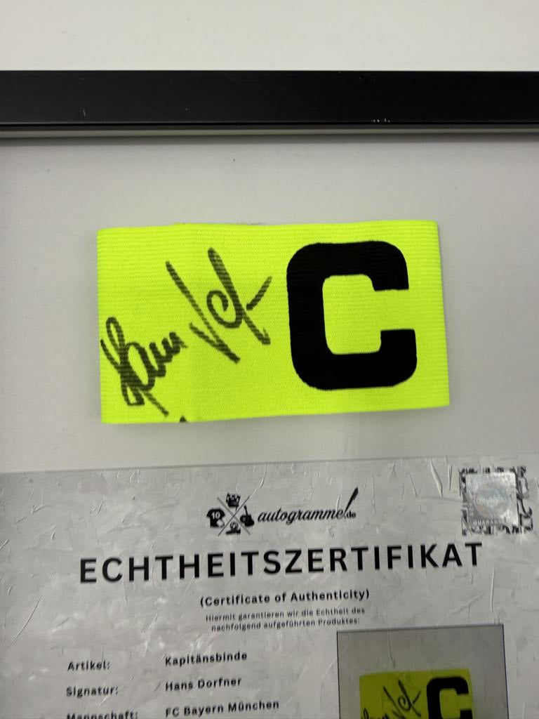 Kapitänsbinde Hans Dorfner signiert im Rahmen Bayern München Fußball Autogramm