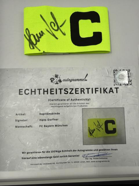Kapitänsbinde Hans Dorfner signiert im Rahmen FC Bayern München Autogramm