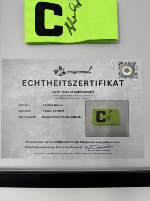 Kapitänsbinde Rainer Bonhoff signiert im Rahmen Borussia Mönchengladbach Autogramm