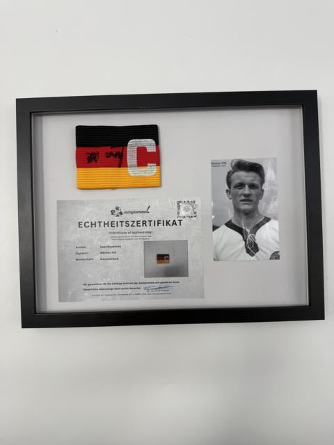 Kapitänsbinde Werner Olk signiert im Rahmen Deutschland Autogramm