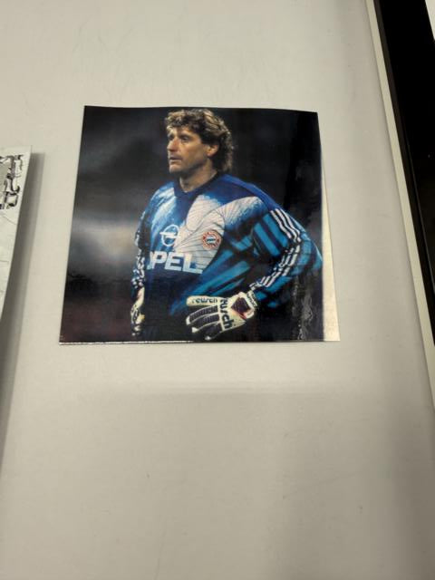 Kapitänsbinde Toni Schumacher signiert im Rahmen FC Bayern München Fußball Autogramm