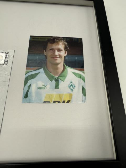 Kapitänsbinde Gunnar Sauer signiert im Rahmen Werder Bremen COA Fußball