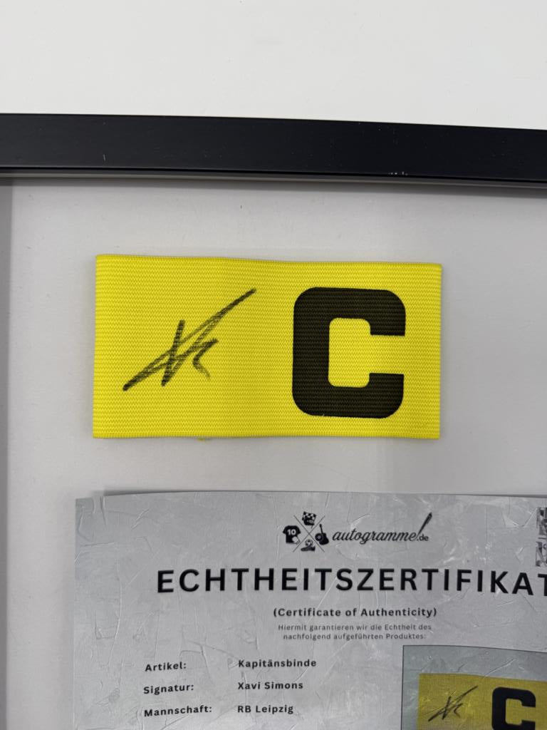 Kapitänsbinde Xavi Simons signiert im Rahmen RB Leipzig Autogramm