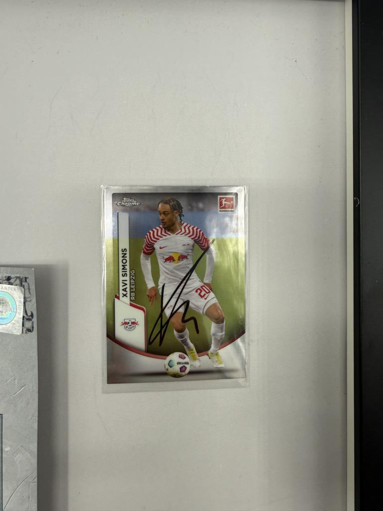 Kapitänsbinde Xavi Simons signiert im Rahmen RB Leipzig Autogramm