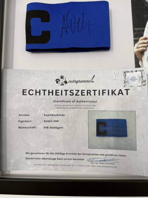 Kapitänsbinde Armin Veh signiert im Rahmen VfB Stuttgart Autogramm