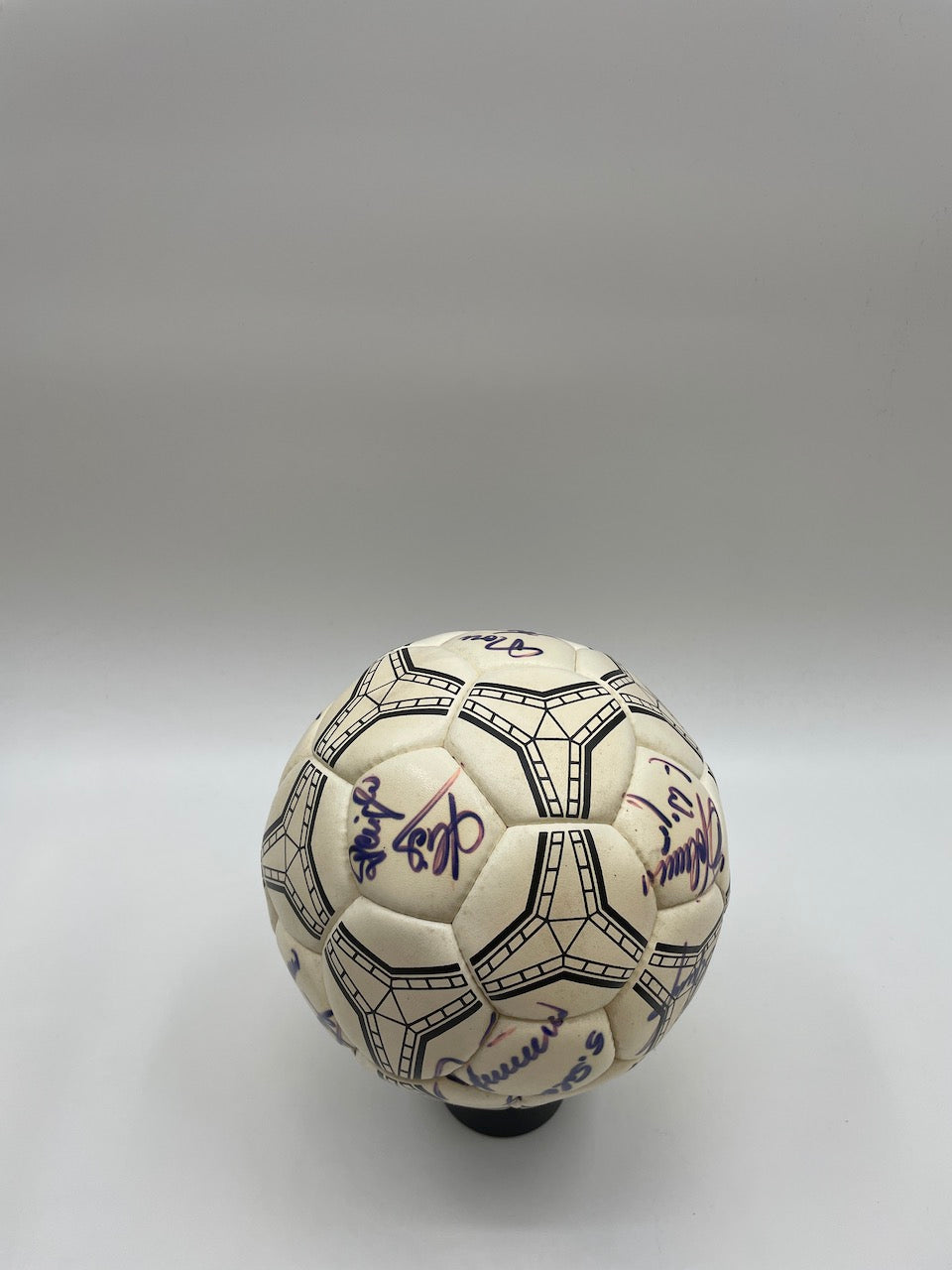 FC Bayern Football team signed 1988/1989 Signature of autograph 32 ball signed