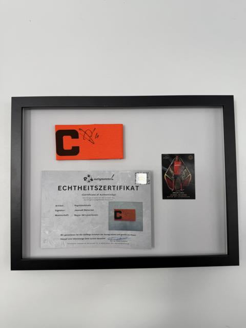 Kapitänsbinde Jeanuël Belocian signiert im Rahmen Bayer Leverkusen Autogramm