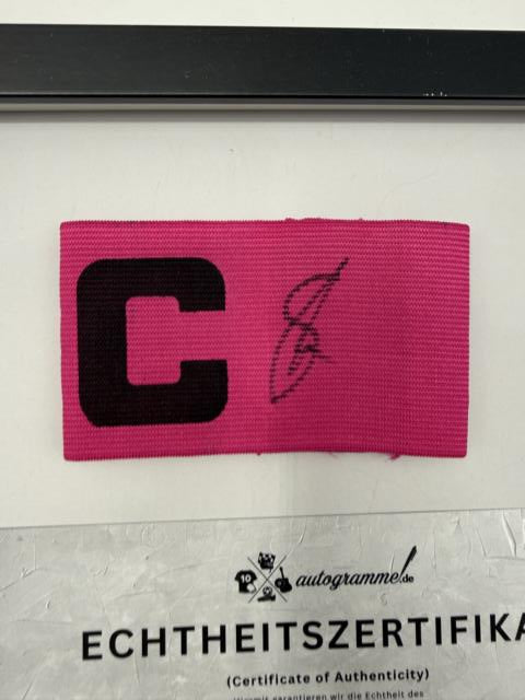 Kapitänsbinde Granit Xhaka signiert im Rahmen AFC Sunderland Fußball Autogramm