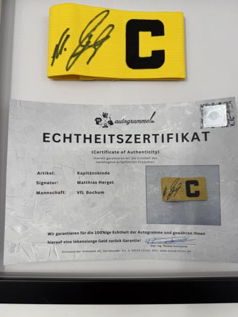 Kapitänsbinde Matthias Herget signiert im Rahmen VFL Bochum COA